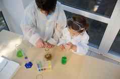 前视图聪明的孩子们学生elemantary学生化学家科学家们进行实验化学教室