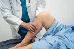 亚洲医生理疗师检查按摩治疗膝盖腿高级病人整形外科医师医疗诊所护士医院
