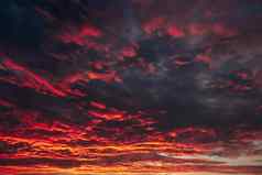 红色的火血日落天空Cloudscape美丽的现象自然背景