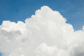 全景蓝色的<strong>天空</strong>背景巨大的白色云自然巴克尔弗朗德