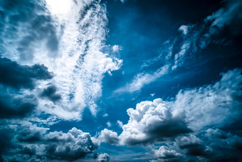白色fluffys云天空背景蓝色的天空背景