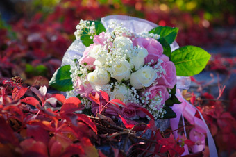 新娘婚礼花束花金环婚礼花束粉红色的白色玫瑰说谎草