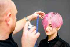 理发师头发喷雾修复短粉红色的发型年轻的高加索人女人头发沙龙