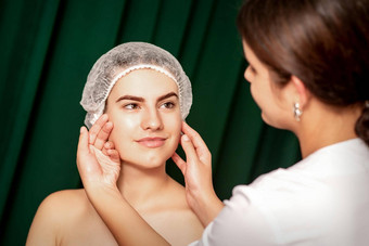塑料手术美概念专业化妆师检查触碰脸美丽的年轻的高加索人微笑女人诊所审美美容