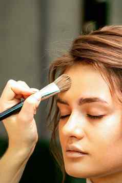 化妆艺术家适用于化妆品色调基金会脸化妆刷