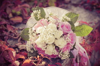 新娘婚礼花束花金环婚礼花束粉红色的白色玫瑰说谎草