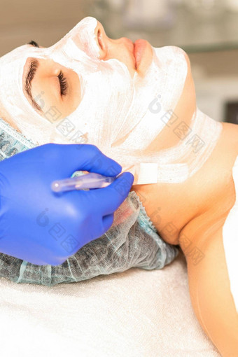 美容师刷适用于光化学糖酵解的剥脸面具女病人脸美诊所