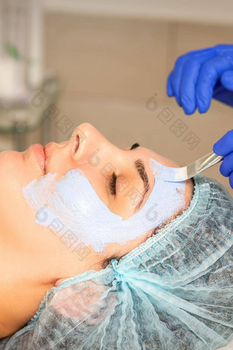 美容师刷适用于光化学糖酵解的剥脸面具女病人脸美诊所