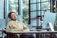 累了专家工程师程序员睡觉办公室表格一天