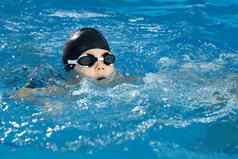 学前教育男孩学习游泳池穿游泳帽护目镜