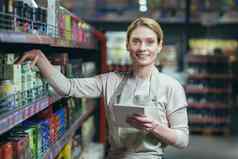 年轻的业务女人老板商店超市站围裙货架上