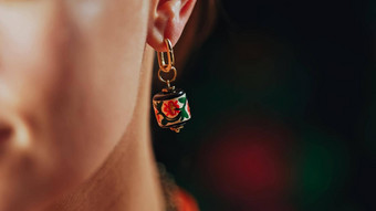 乌克兰女人工艺陶瓷耳环摆姿势黑暗色彩斑斓的背景少数民族珠宝乌克兰传统服装画女耳环关闭