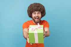 男人。给礼物祝贺生日提供惊喜假期奖金包装盒子