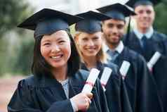 很荣幸毕业生年轻的大学毕业生持有文凭站行微笑