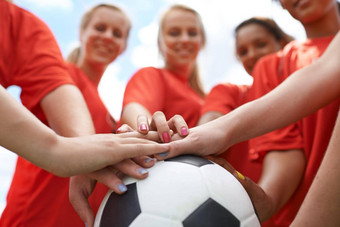 <strong>团队</strong>团结裁剪图像集团女孩手足球球