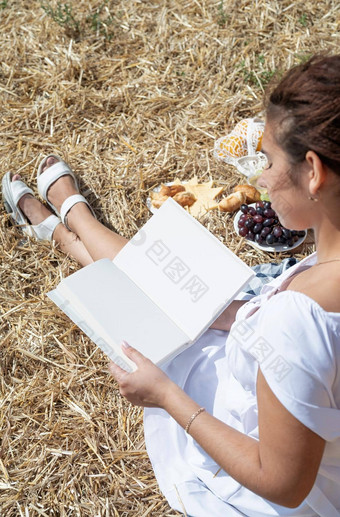 年轻的女人白色衣服坐着干草堆收获场阅读空白<strong>书书模型</strong>