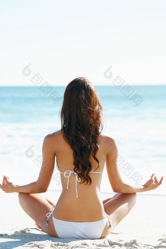 和平启发自然年轻的女人执行<strong>瑜伽</strong>例程海滩夏天太阳后视图