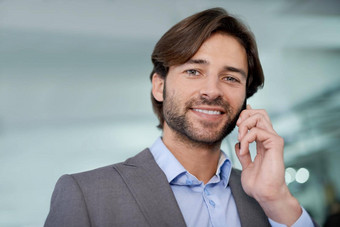联系客户英俊的年轻的商人沟通手机