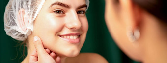 塑料手术美概念专业化妆师检查触碰脸美丽的年轻的高加索人微笑女人诊所审美美容