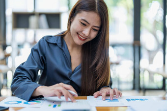 肖像亚洲女员工计算器计算企业收入税提交证据收入部门结束一年
