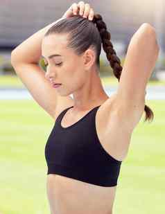 女人领带头发开始锻炼运行跟踪年轻的女孩please编织发型系培训体育运动体育场健身锻炼跑步者跟踪