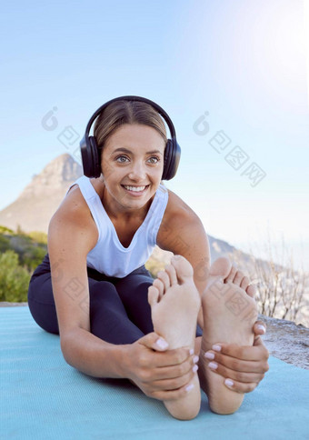 户外瑜伽伸展运动女人耳机听健康播客平静音乐锻炼动机体育人有氧运动普拉提锻炼音频自然镜头耀斑