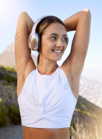 锻炼女人耳机音乐健身锻炼培训运行健康体育运动户外快乐微笑强大的年轻的女运动员幸福有氧运动准备好了体育自然
