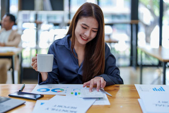 肖像亚洲女员工计算器计算企业收入税提交证据收入部门结束一年