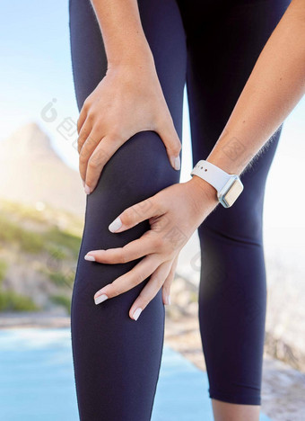 膝盖疼痛健身体育运动女人肌肉腿受伤锻炼锻炼运行培训角小镇跑步者健康运动员医疗紧急膝盖联合健康体育