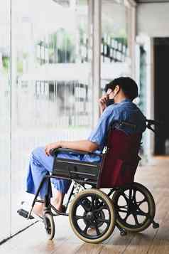 沉思的病人坐着轮椅感觉抑郁孤独的