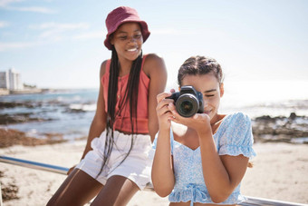 夏天海滩摄影师相机年轻的女孩采取照片朋友有趣的快乐青少年假期海风景优美的海洋视图肖像女孩摄影自然