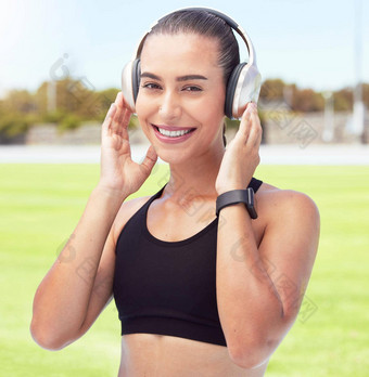 锻炼播客广播女人听音乐锻炼公园快乐放松健身健康肖像女孩享受动机健康提示有声读物锻炼