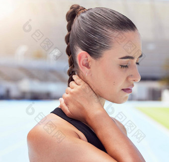 跑步者女人脖子受伤疼痛运动员体育培训实践技术失败马拉松女孩健身事故活跃的人持有受伤的身体肌肉户外跟踪