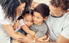 放松爱家庭拥抱护理快乐首页显示感情年轻的孩子们拉丁美洲人妈妈。父亲享受债券拥抱拥抱安慰支持团结孩子们