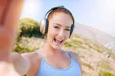 健身自拍快乐微笑女人流媒体音乐耳机户外自然幸福人健康体育运动锻炼听网络广播互联网音频