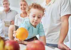 健康家庭婴儿橙色营养健康的饮食维生素矿物质厨房表格首页食物水果苹果可爱的孩子增长健康爷爷奶奶父