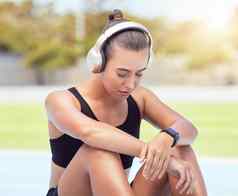 体育运动跑步者女人听音乐打破培训锻炼健身锻炼累了运动员休息恢复疼痛防止肌肉受伤物理疲惫医疗紧急