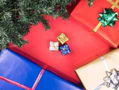圣诞节礼物盒子圣诞节树红色的背景