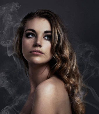 脸<strong>美工</strong>作室概念拍摄美丽的年轻的女人烟未来