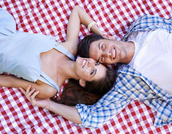 分享浪漫的<strong>野餐</strong>快乐年轻的夫妇享受<strong>野餐</strong>夏天太阳