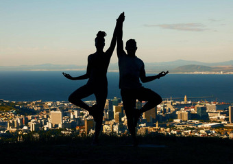 夫妇轮廓瑜伽精神上的健身幸福城市背景黑暗影子人冥想锻炼平衡健康的心身体精神平静自然