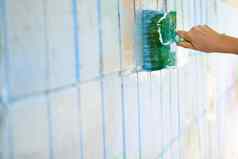绘画平铺的墙绿色蓝色的油漆刷白色墙
