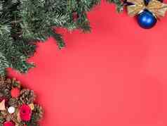 美丽的圣诞节花环圣诞节树地球仪红色的背景