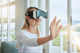 未来主义的女人耳机数字手年轻的女虚拟现实护目镜应用程序玩互动模拟游戏经验元宇宙技术