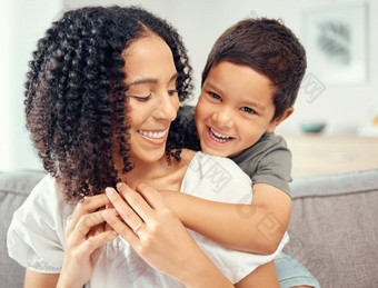 快乐孩子拥抱妈妈母亲一天爱护理放松沙发休息室首页男孩孩子玩微笑父幸福成键享受质量时间有趣的