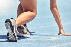 运行鞋子开始体育女人女跑步者跟踪锻炼锻炼培训健身运行有氧运动运动员准备好了竞争比赛