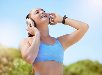 女人健身音乐耳机自然环境农村澳大利亚景观微笑快乐动机个人教练享受健康锻炼锻炼培训广播播客