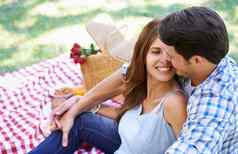 爱浪漫快乐年轻的夫妇享受野餐夏天太阳