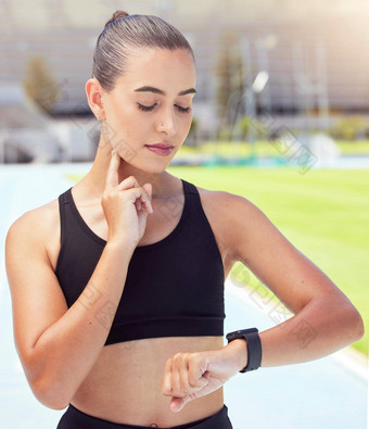 健身女人智能手表检查脉冲锻炼锻炼培训运动员女人跟踪健康健康女运动员体育场锻炼监控心率