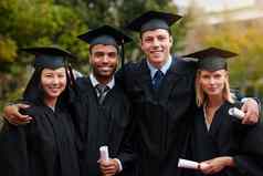 困难道路引领美丽的目的地集团大学毕业生站帽礼服持有文凭